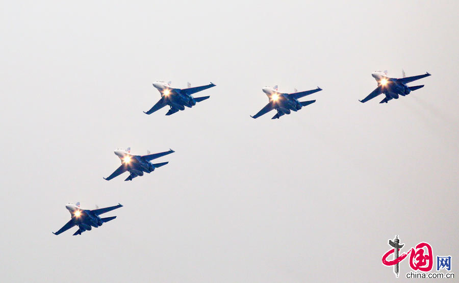 Russian air force aerobatic team conducts performance at the 10th China International Aviation and Aerospace Exhibition in Zhuhai, south China&apos;s Guangdong Province, Nov. 11, 2014. Some 700 exhibitors from at home and abroad with 130-plus planes will attend the six-day airshow starting on Nov. 11. [Photo by Yang Jia / China.org.cn]