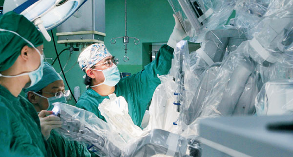 Gao Changqing and his team members are adjusting the Da Vinci Surgical System before the operation. Provided to China Daily 