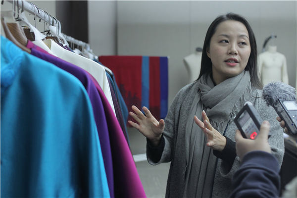 Designer Chu Yan introduces her design at a workshop in Beijing. [Photo by Wang Jing/China Daily]
