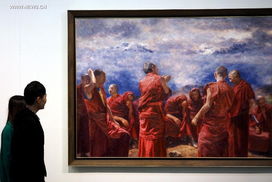 A visitor views an oil painting at the preview of the 18th Shanghai Art Fair in Shanghai, east China. The art fair, which kicked off on Nov. 13, attracted thousands of works of 148 art galleries of 12 countries and regions. [Xinhua]