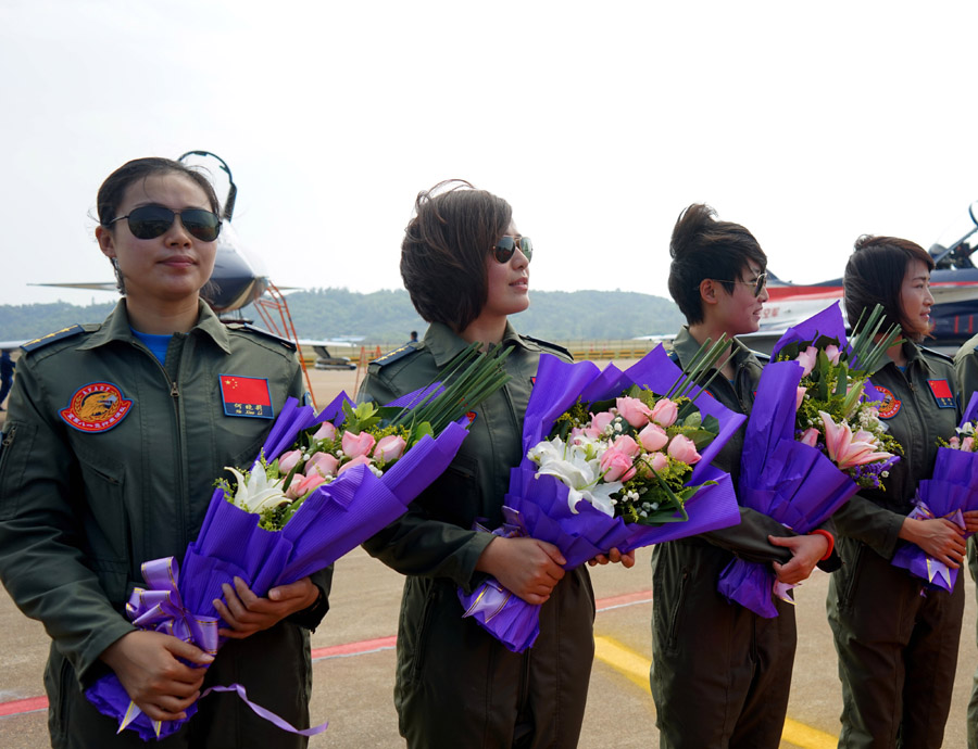 J-10 jet fighters of the Bayi Aerobatic Team arrive for the performance at the 10th China International Aviation and Aerospace Exhibition in Zhuhai, South China's Guangdong province on Nov 5, 2014. [Photo/Xinhua]