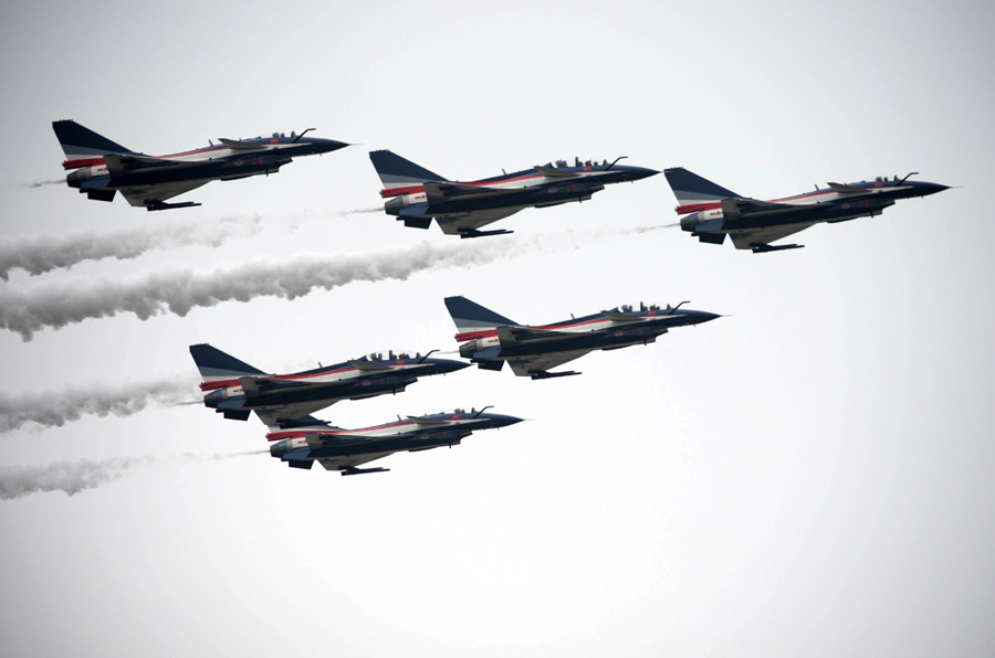 The J-10 jet fighters of the Bayi Aerobatic Team practice flying in tight formation during a performance at the 10th China International Aviation and Aerospace Exhibition in Zhuhai, South China's Guangdong province on Nov 9, 2014. [Photo/Xinhua] 