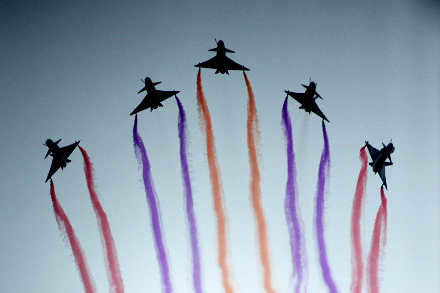 J-10 jet fighters of the Bayi Aerobatic Team let loose a stream of colored smoke during a training session for the performance at the 10th China International Aviation and Aerospace Exhibition in Zhuhai, South China's Guangdong province on Nov 9, 2014. [Photo/Xinhua] 