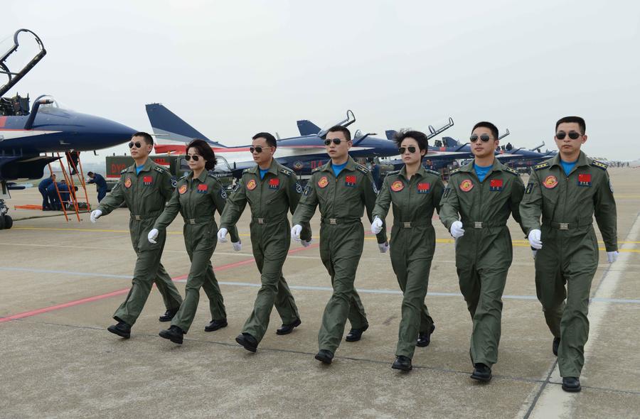 Members of China's Bayi Aerobatic Team, walk in formation on the runway at the 10th China International Aviation and Aerospace Exhibition in Zhuhai, South China's Guangdong province, Nov 11, 2014. [Photo/Xinhua]