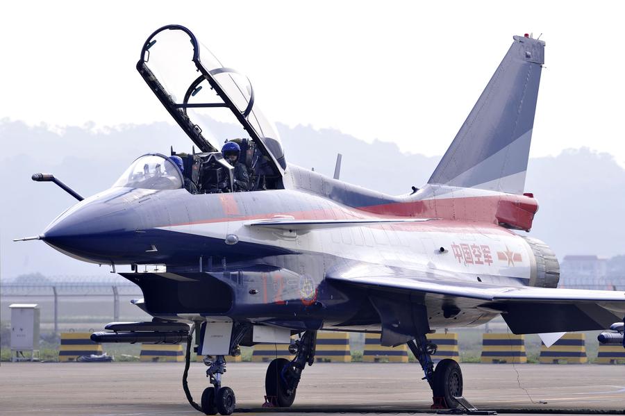 A J-10 jet fighter prepares for take-off for an aerial performance at the 10th China International Aviation and Aerospace Exhibition in Zhuhai, South China's Guangdong province on Nov 11, 2014. [Photo/Xinhua] 