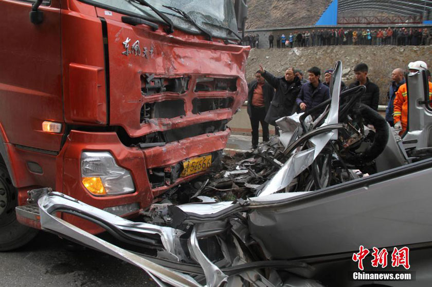 A mini bus and a freight van collide at 7:30 a.m., Saturday, November 15, 2014, on the No.213 national road in Songpan county, Sichuan province. [Photo: Chinanews.com]