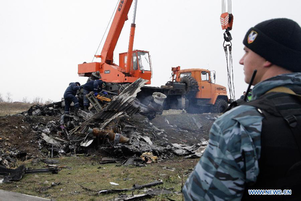 Workers work on the site where the MH17 plane of Malaysia Airlines crashed, on the outskirts of Donetk, eastern Ukraine, on Nov. 16, 2014. Workers began removing the plane's debris four months after its crash which killed 298 people. [Photo/Xinhua] 