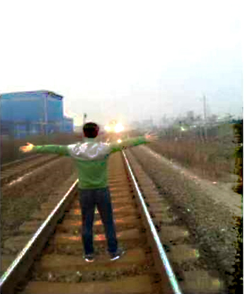 Daredevil risks life on tracks for photos 