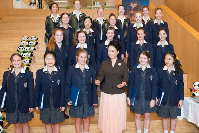 Peng Liyuan visits local girls school in Sydney