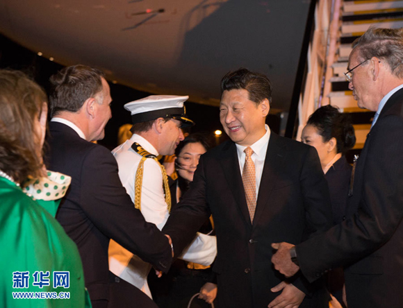   Chinese President Xi Jinping (3rd R) and his wife Peng Liyuan (2nd R) arrive at the airport of Auckland, New Zealand, on Nov. 19, 2014. Xi Jinping arrived Wednesday in Auckland to start his state visit to New Zealand at the invitation of Governor-General Sir Jerry Mateparae and Prime Minister John Key. [Photo/Xinhua]  