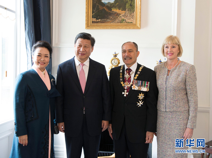 Chinese President Xi Jinping (2nd L) and his wife Peng Liyuan (1st L) pose for photos with New Zealand Governor-General Jerry Mateparae (2nd R) and his wife Janine Grenside in Wellington, New Zealand, Nov. 20, 2014. Xi Jinping met with Mateparae here on Thursday.