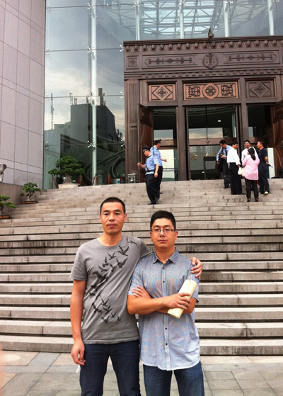 Tian Weidong（R）and Chen Jianyang (L) took a photo in front of the Zhejiang provincial high people's court in east China, after it reviewed their case in June 25, 2013.