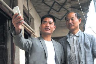 Zhang Hui (R) and his uncle Zhang Gaoping (L) lead a new life in She county, East China's Anhui province in April 12, 2014.