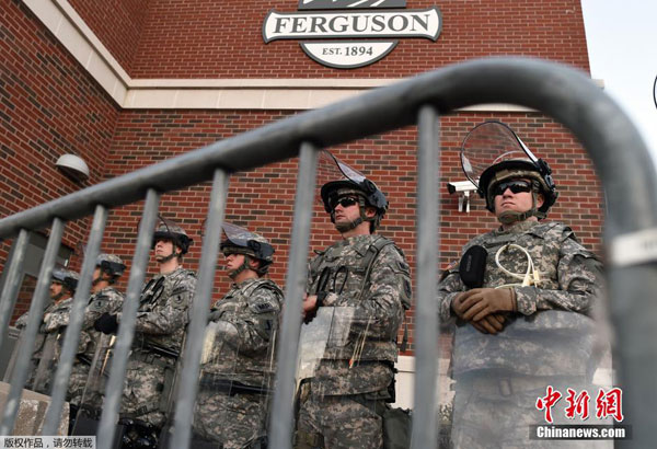 National Guard soldiers stand in formation outside the Ferguson Police Department following a night of rioting in Ferguson, Missouri November 25, 2014. [Chinanews.com]