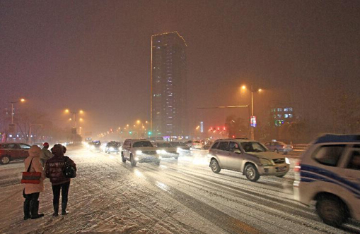 Temperatures plummet as cold front sweeps north of China