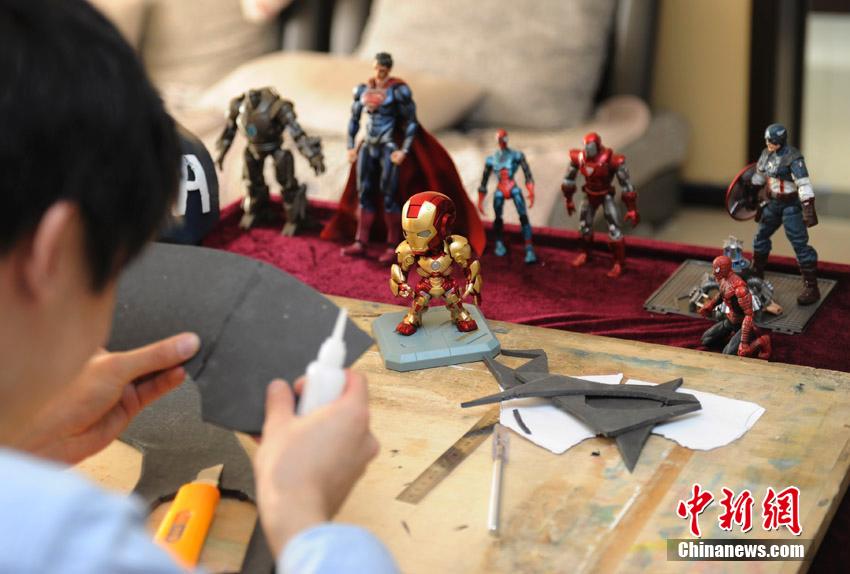 Zu Bingqun likes to put all the hero models on the table while he makes the costumes. He says these models always give him a lot of inspiration. [Photo/Chinanews]