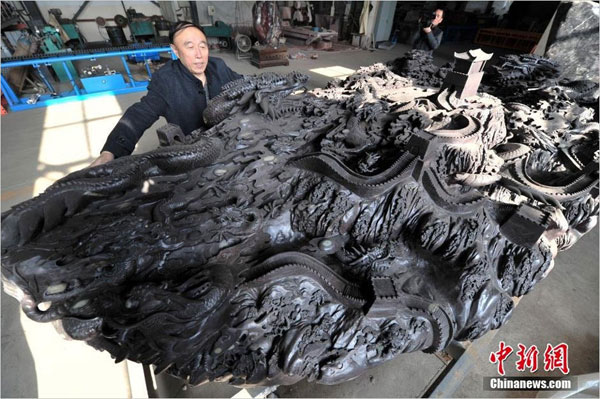 Photo taken on December 2, 2014 shows a six-meter long ink slab that weighs a whopping 18 tonnes applying to the Guinness Book of World records. [Photo: Chinanews.com] 