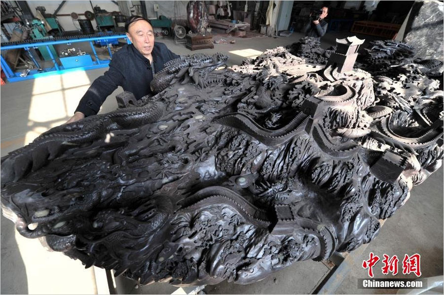 Photo taken on December 2, 2014 shows a six-meter long ink slab that weighs a whopping 18 tonnes applying to the Guinness Book of World records. [Photo: Chinanews.com]