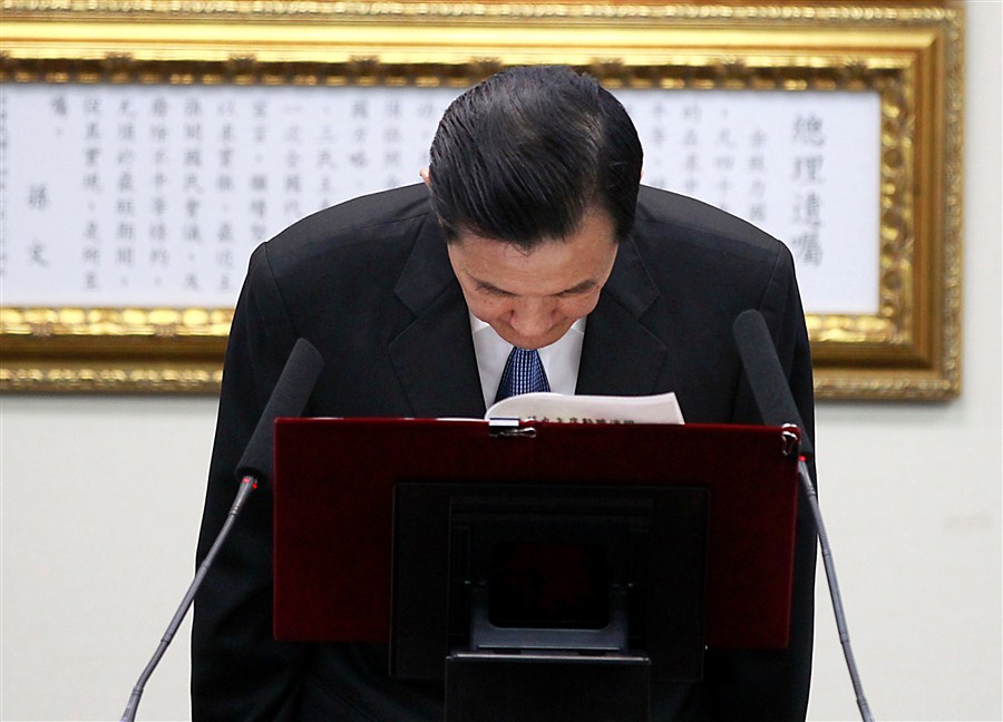 Taiwan leader Ma Ying-jeou bows as he resigns as chairman of the Kuomintang during the party's Central Standing Committee meeting in Taipei yesterday. Ma’s decision to step down from his post had been widely expected after the KMT's 'unprecedented' defeat in local elections at the weekend. [Photo/Shanghai Daily via Agencies]