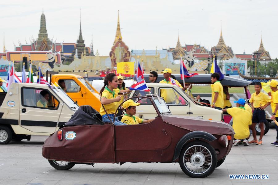 People participate in antique cars parade in Bangkok - China.org.cn