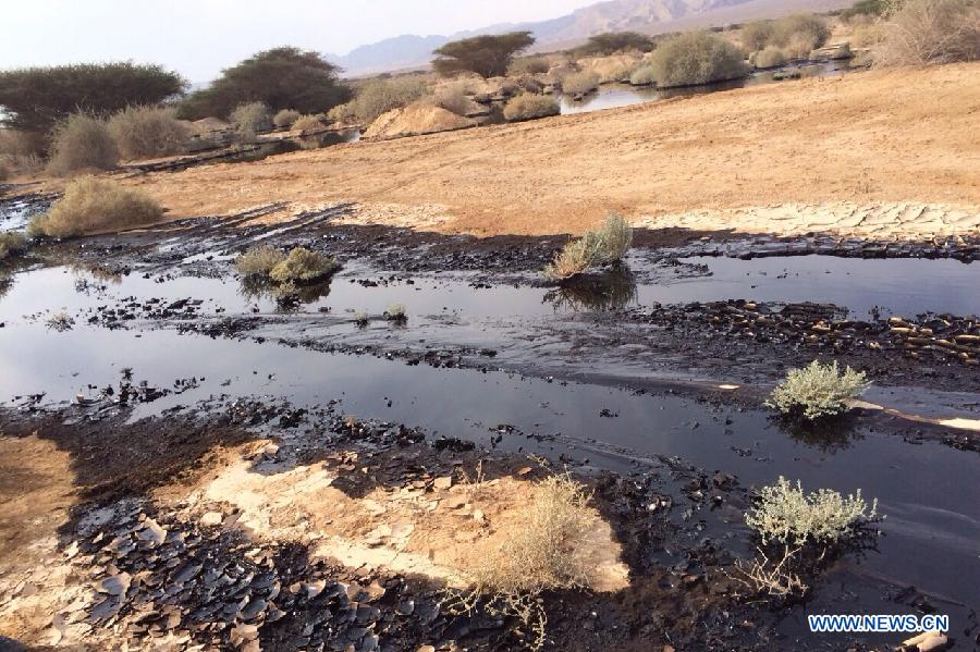Oil is seen after a large oil spillage caused by an oil pipeline that breached during maintenance work in the Arava desert, southern Israel, on Dec. 4, 2014. An oil spill flooded overnight a desert nature reserve in southern Israel, causing 'one of the worst' ecological disasters in Israel, officials and local media said Thursday. [Photo/Xinhua] 