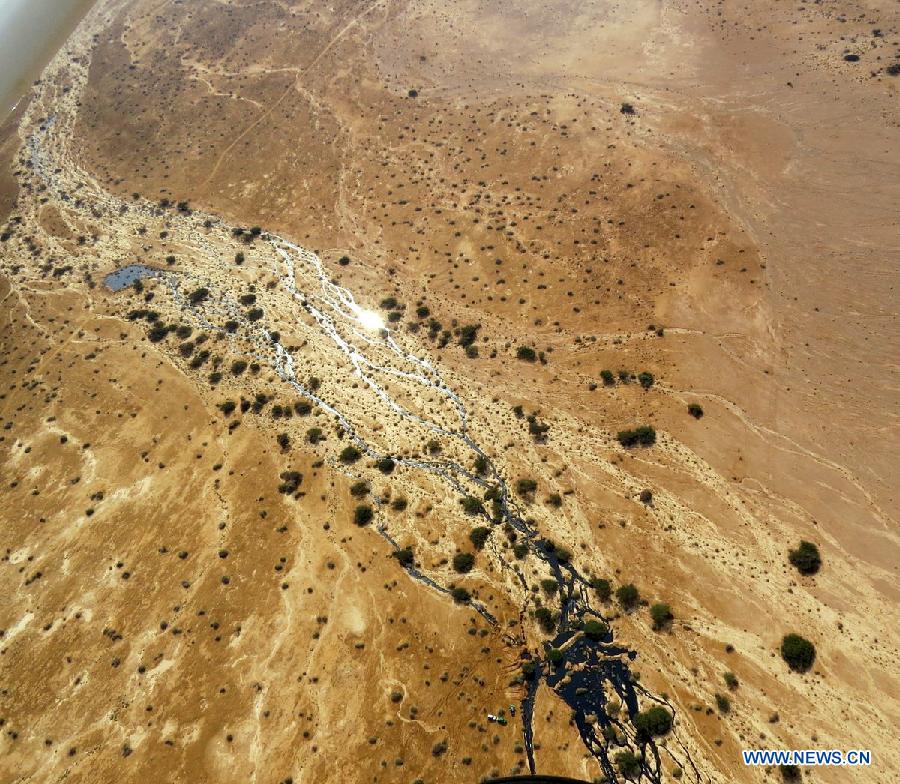 Handout aerial photograph provided by the Israeli Ministry of Environmental Protection shows a large oil spillage caused by an oil pipeline that breached during maintenance work in the Arava desert, southern Israel, on Dec. 4, 2014. An oil spill flooded overnight a desert nature reserve in southern Israel, causing 'one of the worst' ecological disasters in Israel, officials and local media said Thursday. [Photo/Xinhua] 