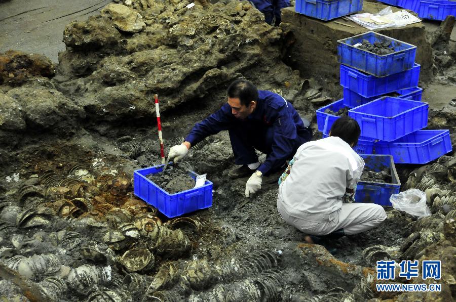 Archaeologists excavate the interior parts of the wrecked ship belonging to the Song Dynasty 'Nanhai Number One' on Dec 2, 2014. [Photo/Xinhua]