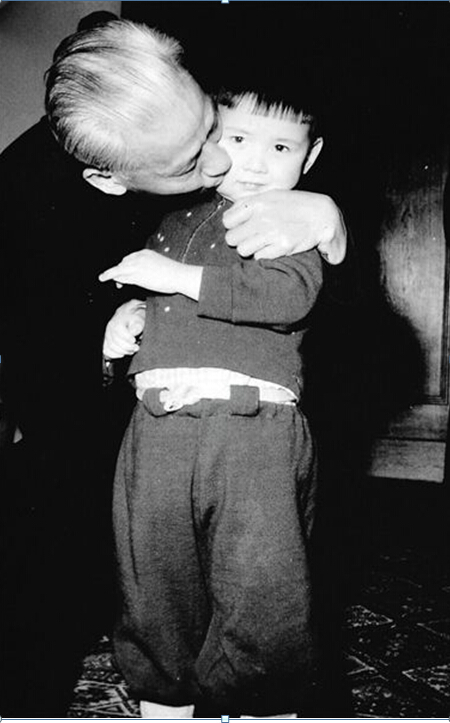 Alyosha met his grandfather Liu Shaoqi for the first and last time in the Soviet Union in 1960. [Photo provided to the Beijing News by Alyosha.]