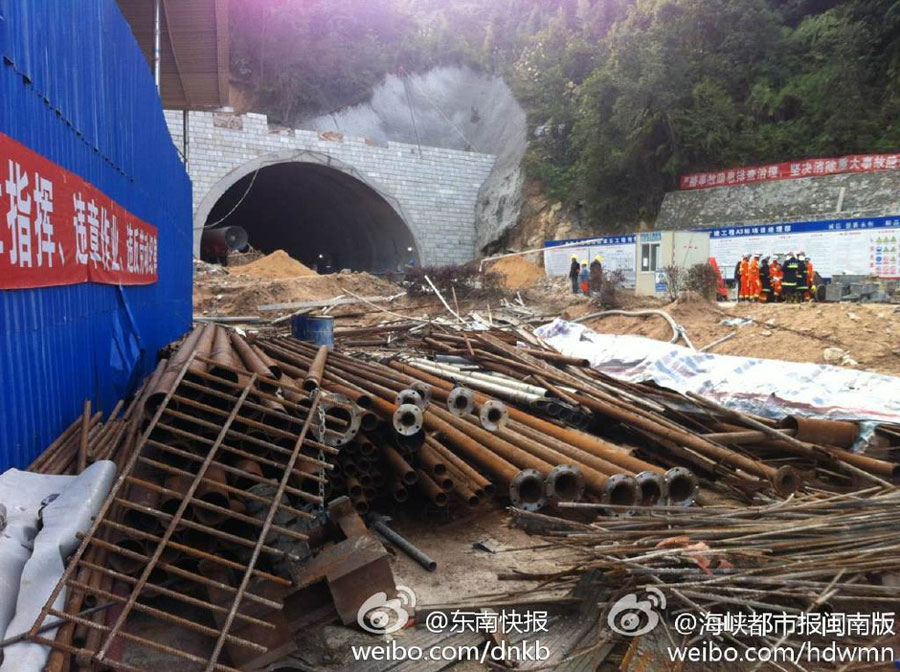 The scene outside a collpased tunnel in Longyan,east China's Fujian province on December 5,2014. [Photo: Weibo]
