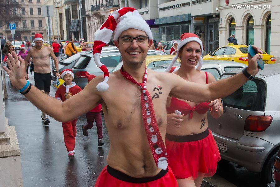 Half naked runners attend the 11th 'Santa Speedo Run' for charity in Budapest, Hungary on Dec. 7, 2014. The event aims to raise money for Budapest's Burattino School Foundation which runs a school for children from poor families. [Photo/Xinhua] 