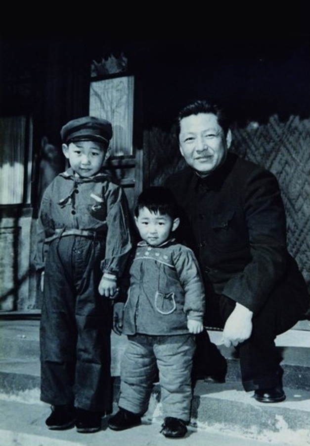 Photo shows Xi Zhongxun and his sons Xi Jinping and Xi Yuanping in 1958. [Photo / Beijing News]
