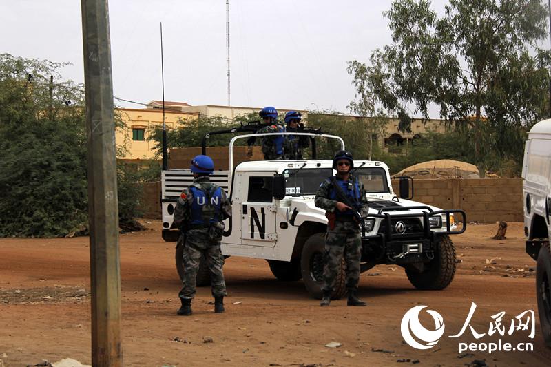 Chinese peacekeepers on duty in Gao, Mali. [Photo: Zhang Jianbo / People.cn]