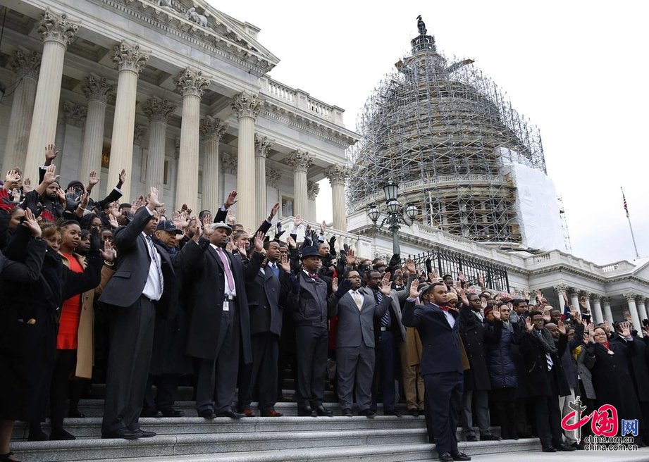 Congressional staff protest the death of an unarmed black teenager by a white police officer in Washington, December 11, 2014.[Photo/china.org.cn]