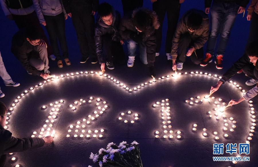 Students in Nanjing, east China's Jiangsu Province, light candles to mourn the victims of the Nanjing Massacre on December 12, 2014.