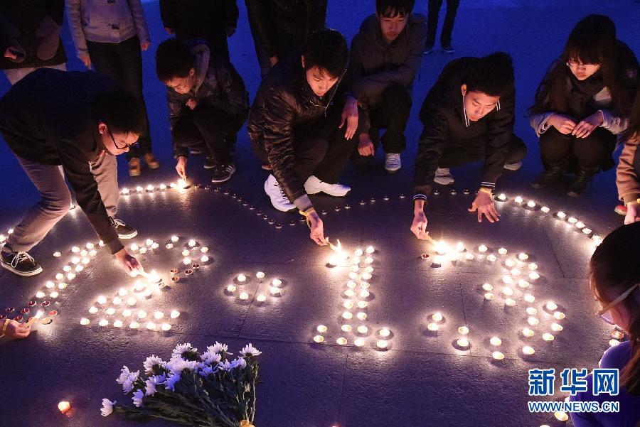Students in Nanjing, east China's Jiangsu Province, light candles to mourn the victims of the Nanjing Massacre on December 12, 2014.