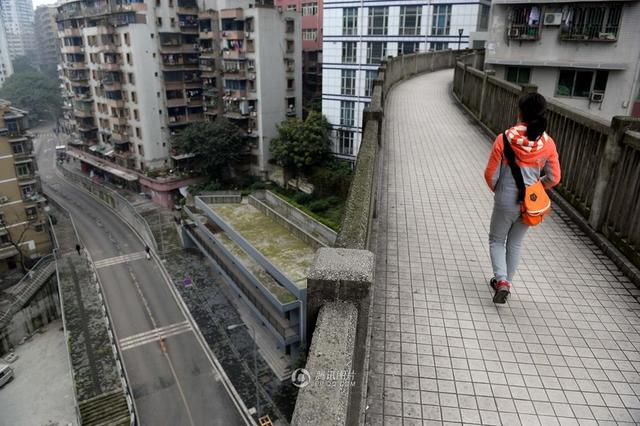 Photo shows an overpass in Chongqing as high as about 40 meters above the ground. [Photo/Xinhua]