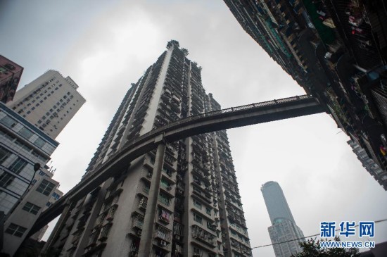 Photo shows an overpass in Chongqing as high as about 40 meters above the ground. [Photo/Xinhua] 