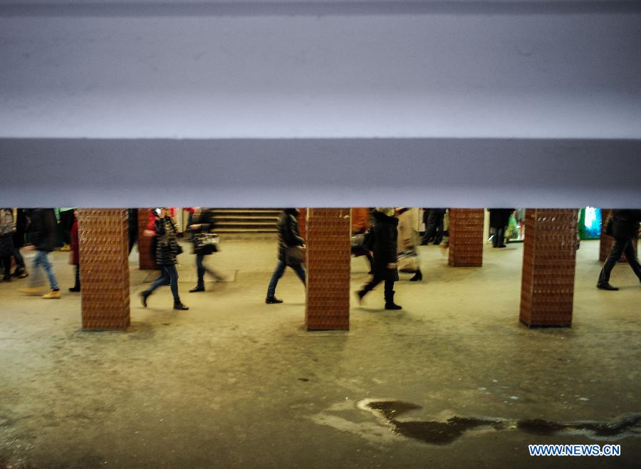 Citizens walk in a passageway in Moscow, Russia, Dec. 17, 2014. Russian Prime Minister Dmitry Medvedev on Wednesday warned citizens and companies of attempting to make profit in the current unstable financial situation, calling the ongoing events at the currency market a 'game of emotions.' [Photo/Xinhua] 