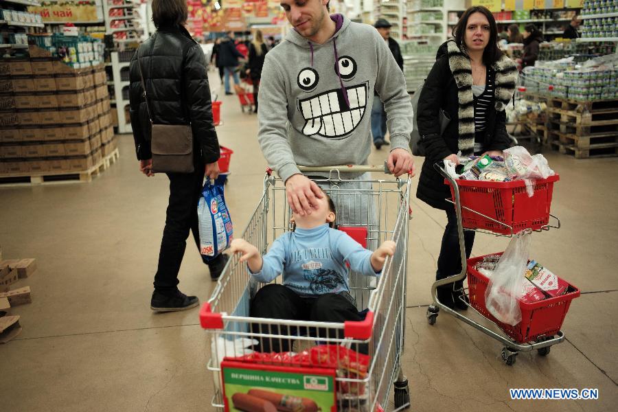 Citizens are seen at a supermarket in Moscow, Russia, Dec. 17, 2014. Russian Prime Minister Dmitry Medvedev on Wednesday warned citizens and companies of attempting to make profit in the current unstable financial situation, calling the ongoing events at the currency market a 'game of emotions.' [Photo/Xinhua] 