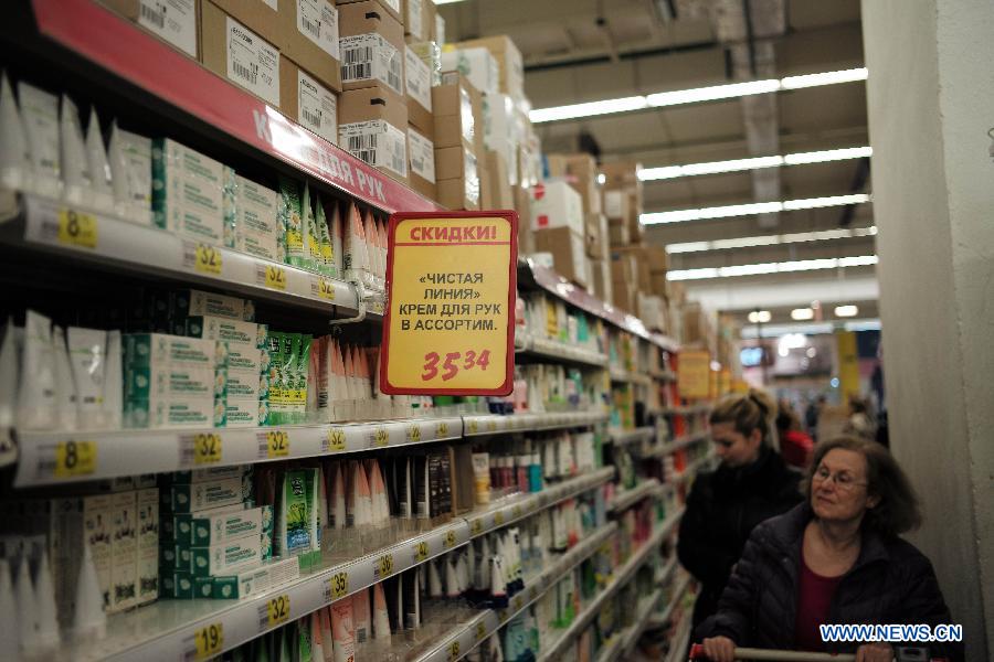 Citizens are seen at a supermarket in Moscow, Russia, Dec. 17, 2014. Russian Prime Minister Dmitry Medvedev on Wednesday warned citizens and companies of attempting to make profit in the current unstable financial situation, calling the ongoing events at the currency market a 'game of emotions.' [Photo/Xinhua] 