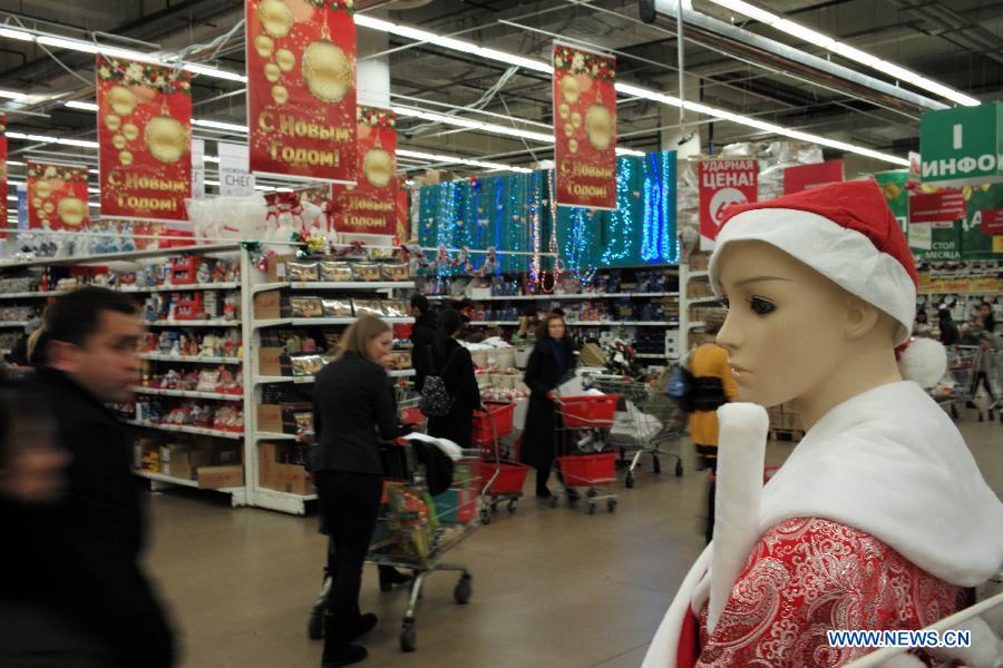 Citizens are seen at a supermarket in Moscow, Russia, Dec. 17, 2014. Russian Prime Minister Dmitry Medvedev on Wednesday warned citizens and companies of attempting to make profit in the current unstable financial situation, calling the ongoing events at the currency market a 'game of emotions.' [Photo/Xinhua] 