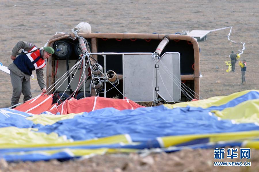据介绍，涉及此次热气球意外的中国游客一共6人，是来土耳其旅游的在英国留学的学生。死者为女性，4名伤者都被送往当地或周边地区的医院接受救治，第6人幸未受伤。图为调查人员在堕落的热气球周边进行调查。[新华网]