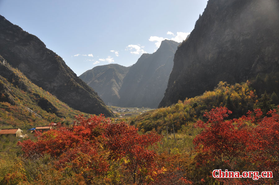 松坪沟位于茂县（四川最大的羌族聚居地）西北叠溪镇、松坪沟乡境内，因1933年8月15日一场7.5级的大地震形成的堰塞湖而成。叠溪—松坪沟风景区是世界上保存最完整的地震破坏遗址之一，160平方公里的范围内集群山、海子、原始森林、地震断裂残迹、羌族风情与民族历史文化教育遗存漂流于一体。[中国网 陈竹溪 摄]