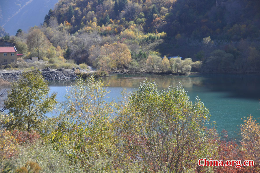 松坪沟位于茂县（四川最大的羌族聚居地）西北叠溪镇、松坪沟乡境内，因1933年8月15日一场7.5级的大地震形成的堰塞湖而成。叠溪—松坪沟风景区是世界上保存最完整的地震破坏遗址之一，160平方公里的范围内集群山、海子、原始森林、地震断裂残迹、羌族风情与民族历史文化教育遗存漂流于一体。[中国网 陈竹溪 摄]