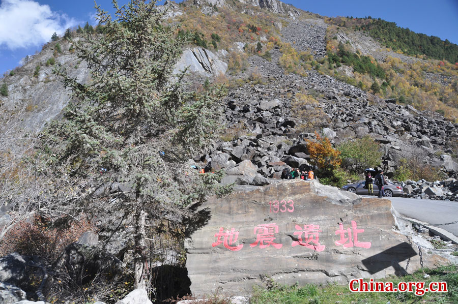 松坪沟位于茂县（四川最大的羌族聚居地）西北叠溪镇、松坪沟乡境内，因1933年8月15日一场7.5级的大地震形成的堰塞湖而成。叠溪—松坪沟风景区是世界上保存最完整的地震破坏遗址之一，160平方公里的范围内集群山、海子、原始森林、地震断裂残迹、羌族风情与民族历史文化教育遗存漂流于一体。[中国网 陈竹溪 摄]