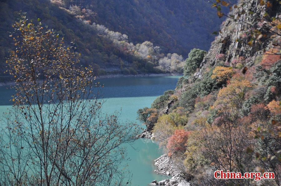 松坪沟位于茂县（四川最大的羌族聚居地）西北叠溪镇、松坪沟乡境内，因1933年8月15日一场7.5级的大地震形成的堰塞湖而成。叠溪—松坪沟风景区是世界上保存最完整的地震破坏遗址之一，160平方公里的范围内集群山、海子、原始森林、地震断裂残迹、羌族风情与民族历史文化教育遗存漂流于一体。[中国网 陈竹溪 摄]