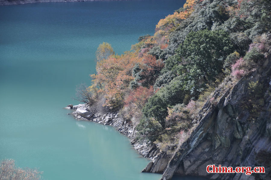 松坪沟位于茂县（四川最大的羌族聚居地）西北叠溪镇、松坪沟乡境内，因1933年8月15日一场7.5级的大地震形成的堰塞湖而成。叠溪—松坪沟风景区是世界上保存最完整的地震破坏遗址之一，160平方公里的范围内集群山、海子、原始森林、地震断裂残迹、羌族风情与民族历史文化教育遗存漂流于一体。[中国网 陈竹溪 摄]