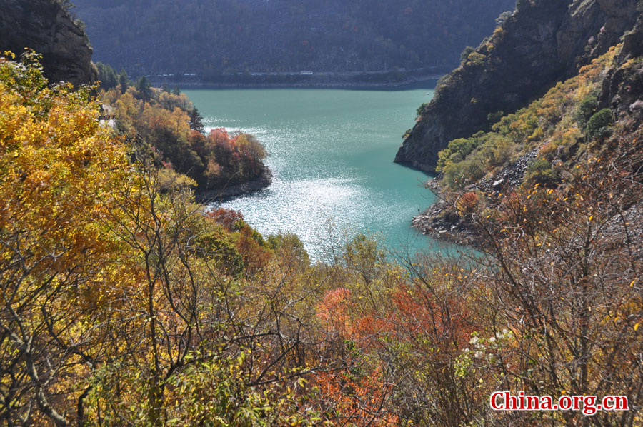 松坪沟位于茂县（四川最大的羌族聚居地）西北叠溪镇、松坪沟乡境内，因1933年8月15日一场7.5级的大地震形成的堰塞湖而成。叠溪—松坪沟风景区是世界上保存最完整的地震破坏遗址之一，160平方公里的范围内集群山、海子、原始森林、地震断裂残迹、羌族风情与民族历史文化教育遗存漂流于一体。[中国网 陈竹溪 摄]