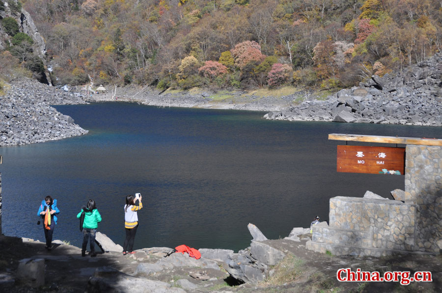 松坪沟位于茂县（四川最大的羌族聚居地）西北叠溪镇、松坪沟乡境内，因1933年8月15日一场7.5级的大地震形成的堰塞湖而成。叠溪—松坪沟风景区是世界上保存最完整的地震破坏遗址之一，160平方公里的范围内集群山、海子、原始森林、地震断裂残迹、羌族风情与民族历史文化教育遗存漂流于一体。[中国网 陈竹溪 摄]