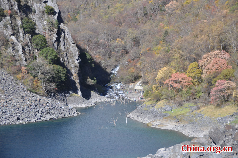 松坪沟位于茂县（四川最大的羌族聚居地）西北叠溪镇、松坪沟乡境内，因1933年8月15日一场7.5级的大地震形成的堰塞湖而成。叠溪—松坪沟风景区是世界上保存最完整的地震破坏遗址之一，160平方公里的范围内集群山、海子、原始森林、地震断裂残迹、羌族风情与民族历史文化教育遗存漂流于一体。[中国网 陈竹溪 摄]